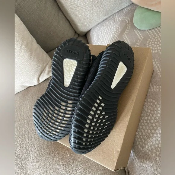 COPY adidas Yeezy Boost 350 V2 OnyxSize 1/2 Men, but can also - Main Image